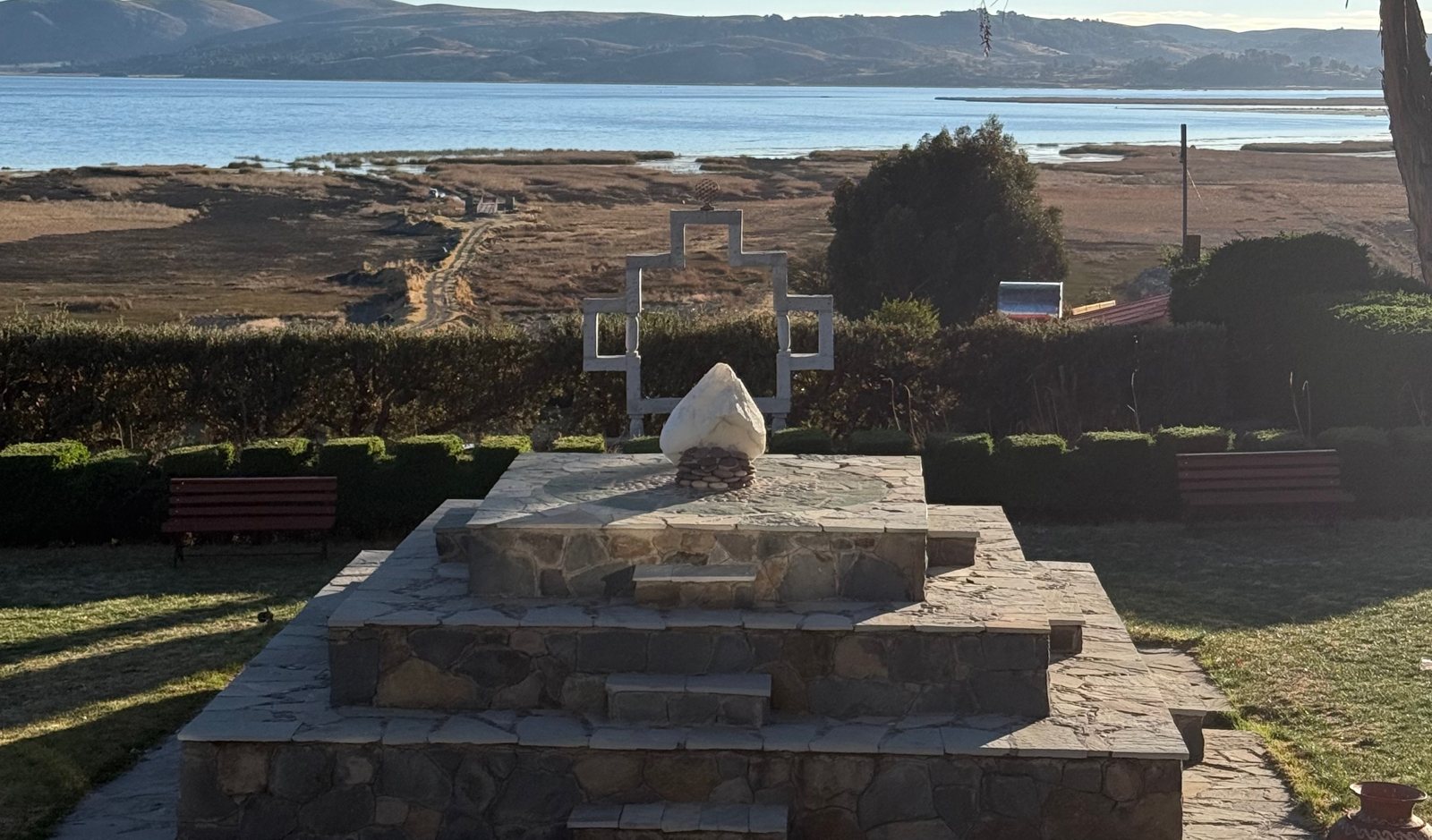 Chakana de pedra e o altar diante das águas do Titicaca
