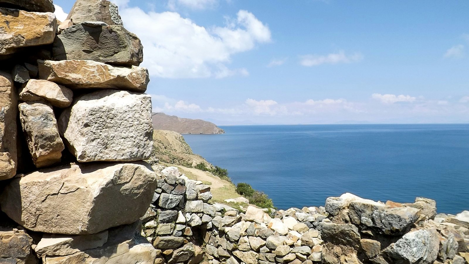 Muros de pedra e as águas azuis do Lago Titicaca